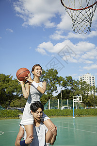 户外的篮球场年轻男人年轻女人篮球运动图片