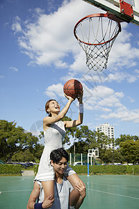 青年男女篮球娱乐图片