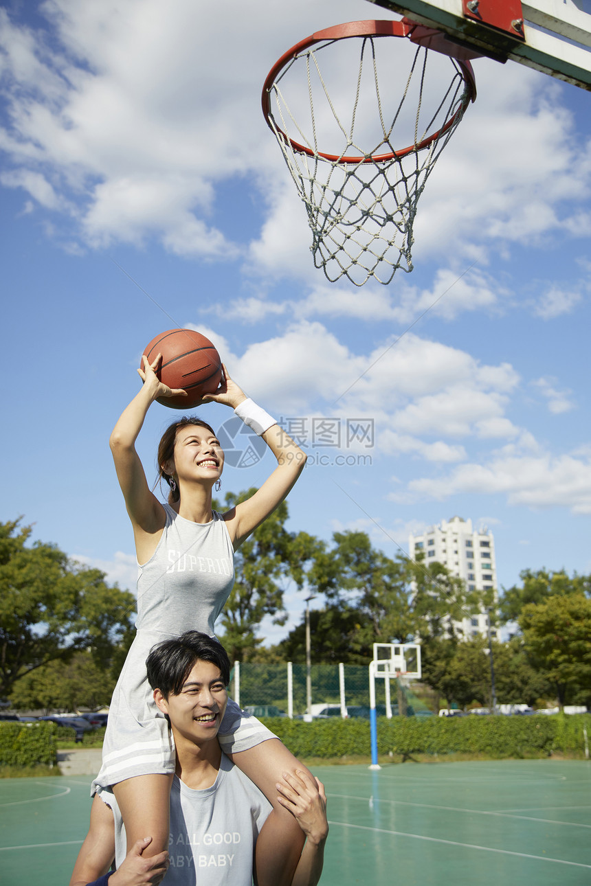 年轻女人篮球运动图片