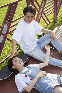 年轻人韩国人智能手机年轻女子年轻男子滑板图片