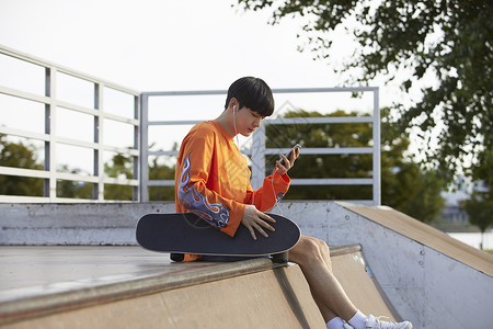 玩滑板的年轻男孩图片