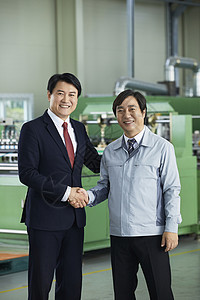 亚洲人成功考试工厂工人商人握手图片