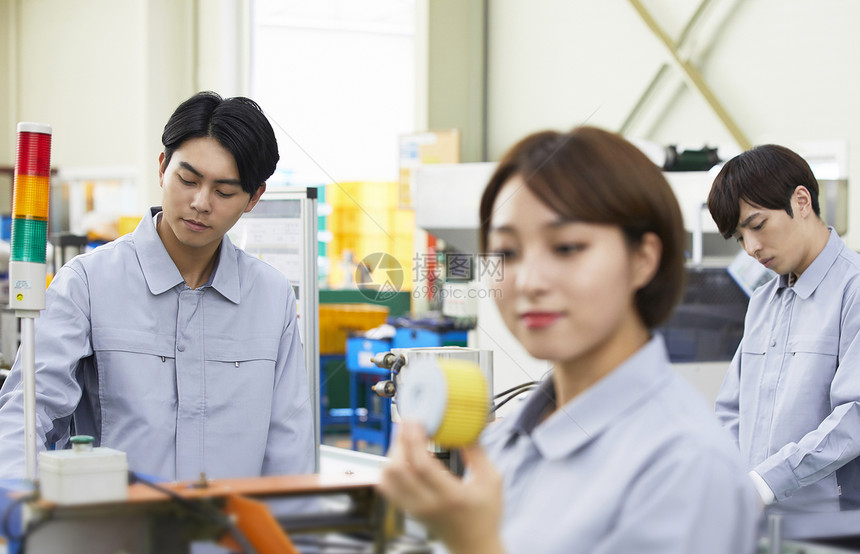 制造工厂生产线工人图片