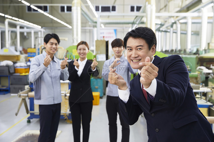 年轻女子年轻人适合工厂工人女商人姿势图片