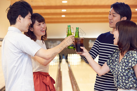 保龄球馆干杯的男女青年图片