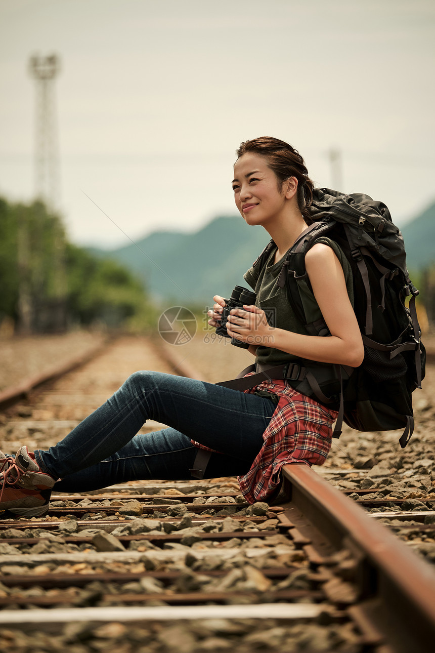 在废弃铁路附近游玩的旅行者图片