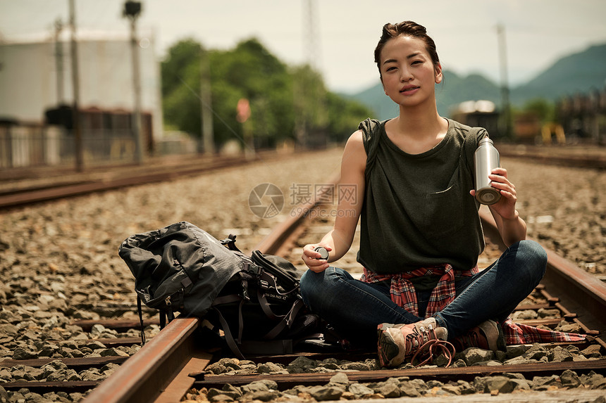 度假女人背包客在路边休息
图片