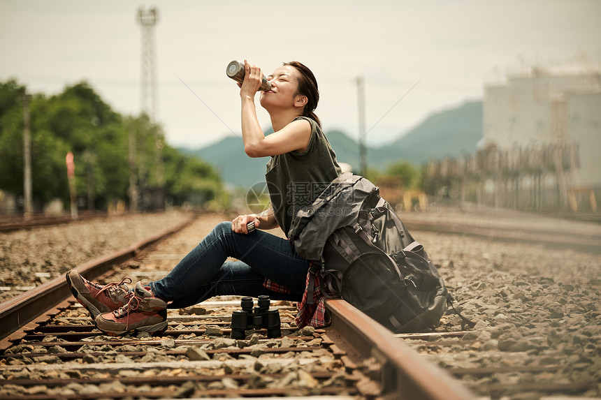年轻女人在铁轨边休息
图片