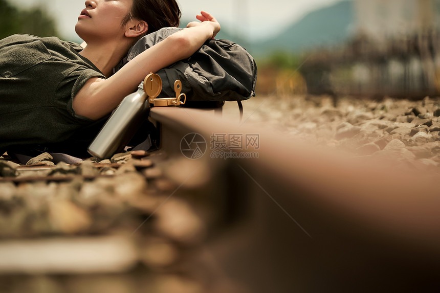 躺着休息的年轻女子图片