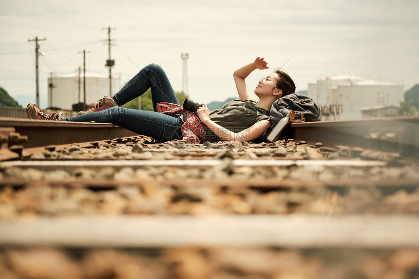 躺在废弃铁路上的女生图片