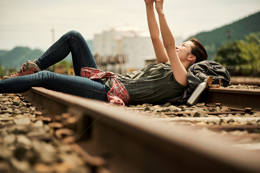 躺在废弃火车轨道的女孩图片