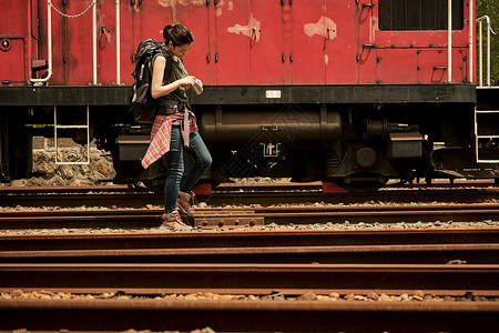 在废弃火车道旁游玩的女孩图片