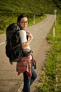 背包客女生户外旅游图片