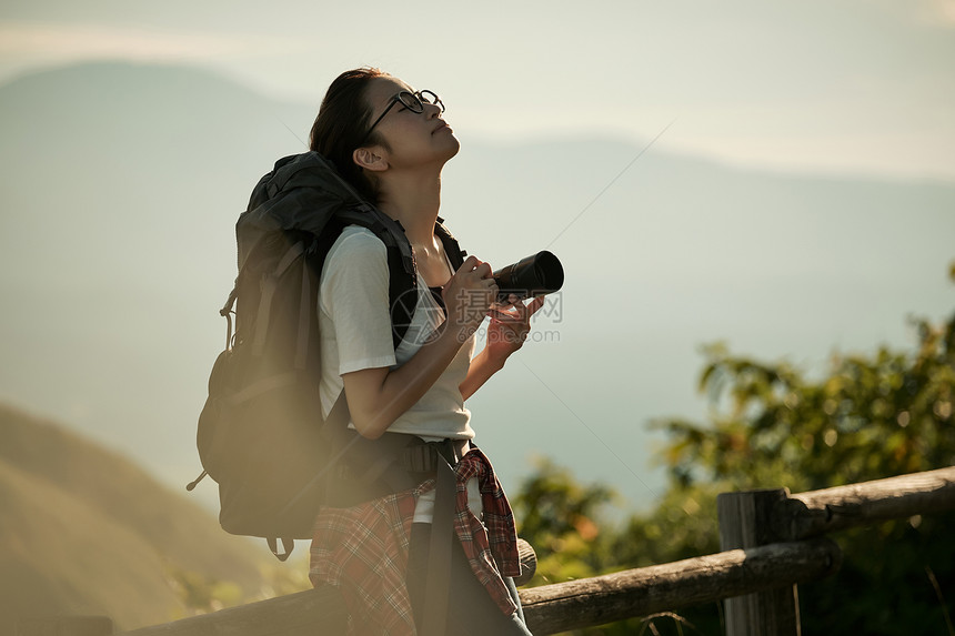 自驾游旅行背包客旅游拍照图片