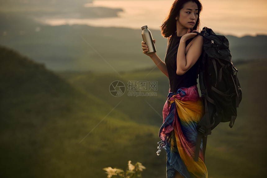 学生行走度假女人背包客去草地上图片