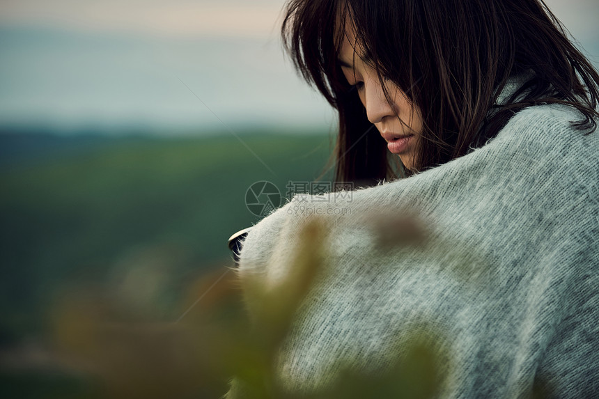 马克杯休息喝放松在湖的女背包徒步旅行者图片