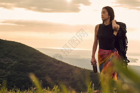 青春人物假期女人背包客去草地上图片