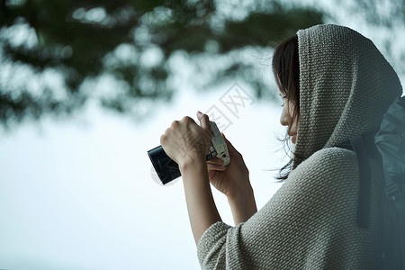 凉爽摄影机愉快妇女背包徒步旅行者湖边画象图片