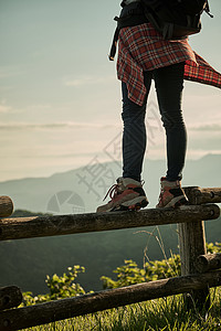 女士们肖像独自旅行女背包客漫步图片