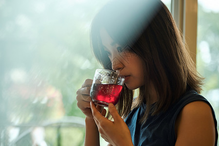 喝茶的漂亮女性图片