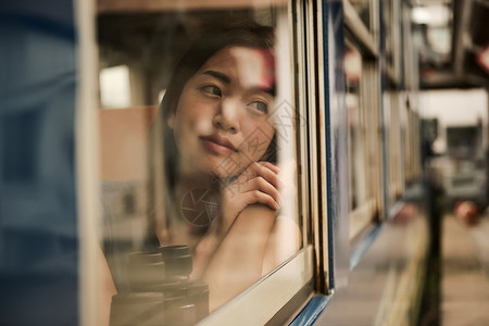 倚靠在列车车窗的美丽女孩图片