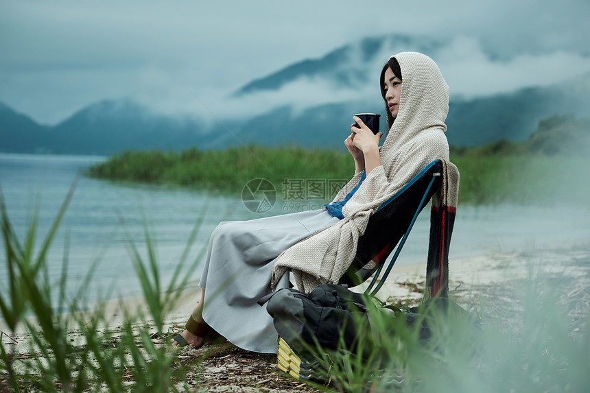 有趣室外二十多岁女背包客湖边茶时间图片