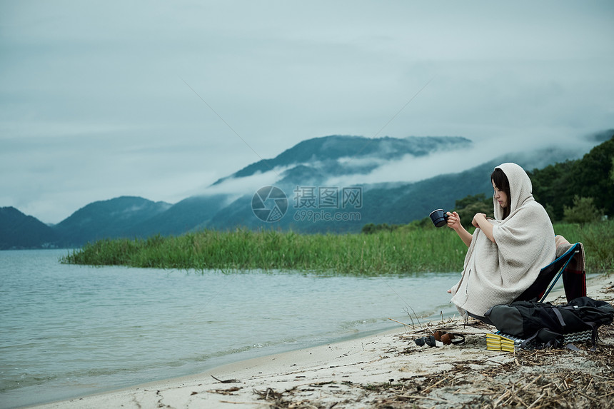 全身乐趣假期女背包客湖边茶时间图片