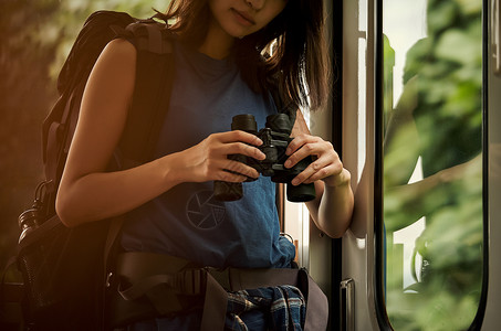 快乐东北地区东北火车的女背包徒步旅行者图片