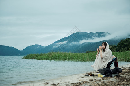 游览二十多岁孤旅女背包客湖边茶时间图片