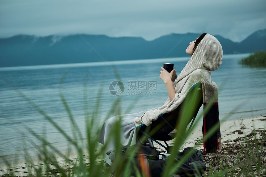 青春乐趣空白部分女背包客湖边茶时间图片