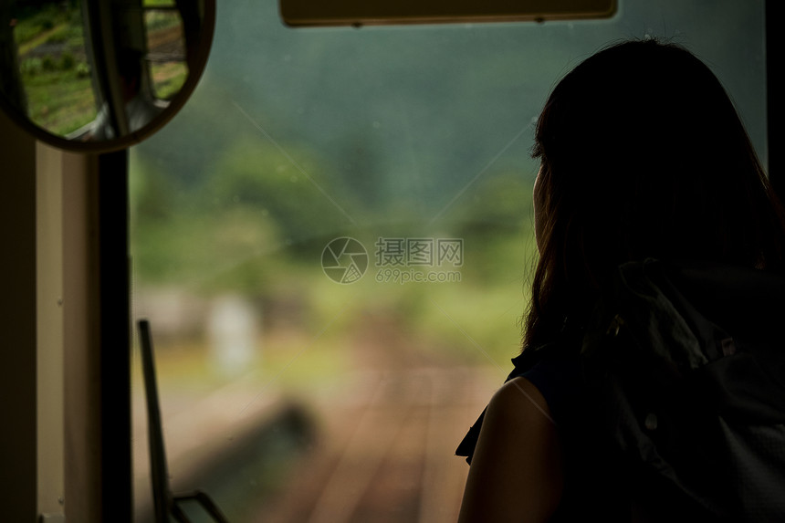 游览漂亮笑容火车的女背包徒步旅行者图片