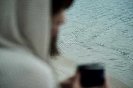 海滨留白海湾女背包客湖边茶时间图片