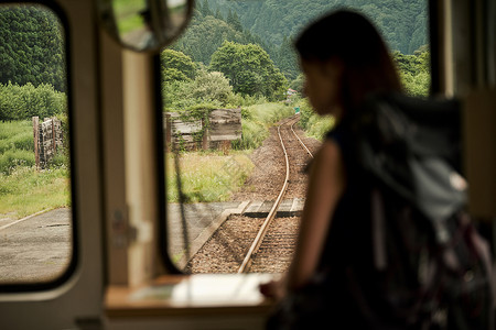 空白部分电气列车笑脸火车的女背包徒步旅行者图片