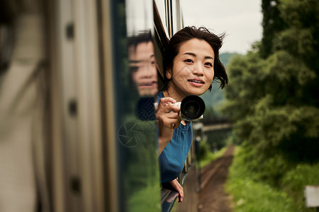 愉快留白营地从车窗采取的女背包徒步旅行者图片