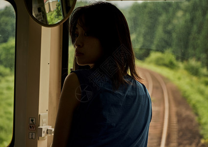 足迹笑容美貌的火车的女背包徒步旅行者图片