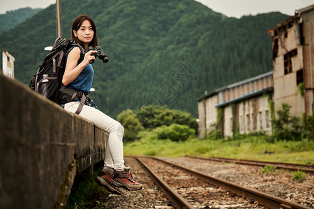 旅游空白部分秋田女人背包客站回家图片