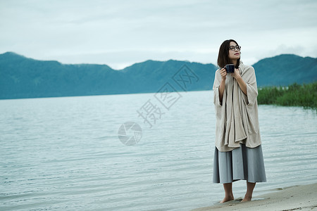 秋田美貌的假日女背包客湖边茶时间图片