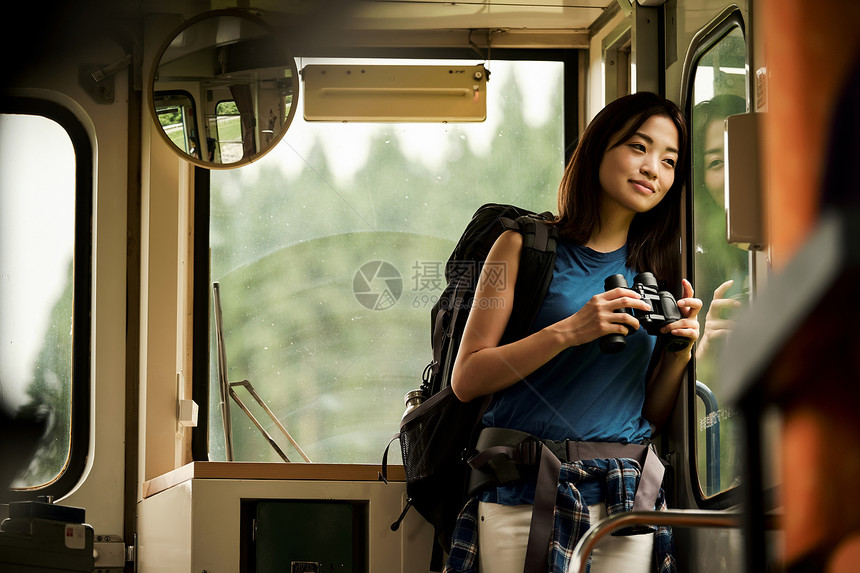 旅游自然20多岁火车的女背包徒步旅行者图片