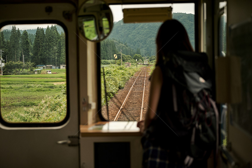 半身照营地快乐火车的女背包徒步旅行者图片