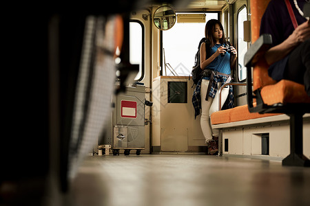 女士休息景点火车的女背包徒步旅行者图片