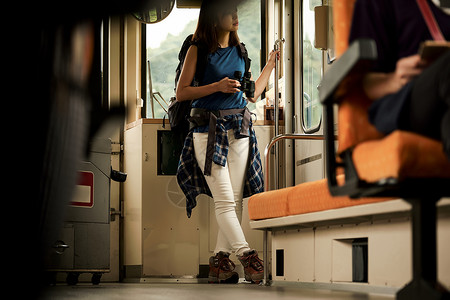 独自旅行女士们空白部分火车的女背包徒步旅行者图片