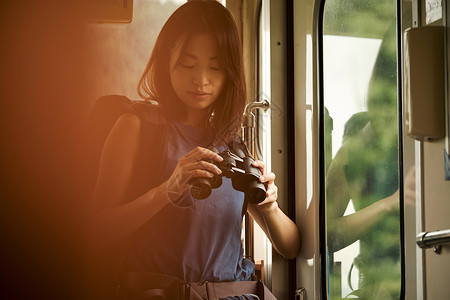 自驾游旅行背包客旅游拍照图片