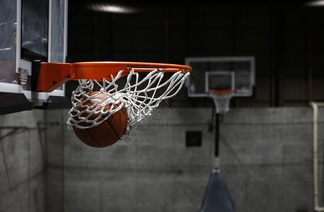 篮球投入篮筐投入篮球框的篮球背景