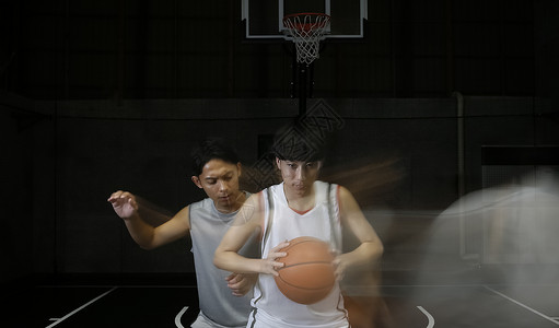 球场上打篮球的青年男子图片