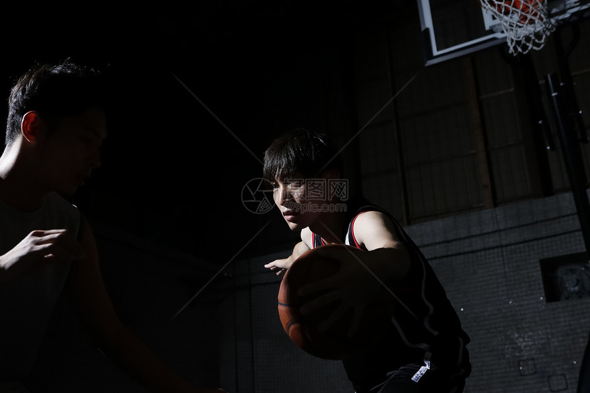 打篮球的青年男性图片