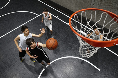 大学生篮球赛的青年男子图片
