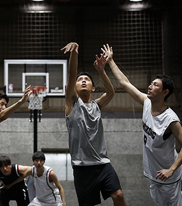 篮球运动场打篮球的青年男性图片