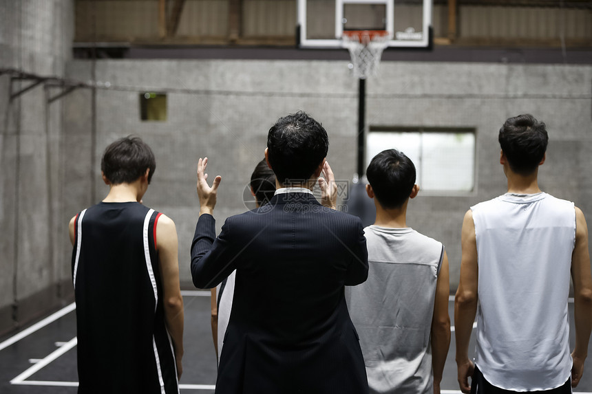 解释领导痕迹教篮球的男人图片