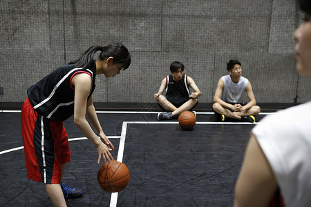 复数健身房投篮打篮球的女人图片