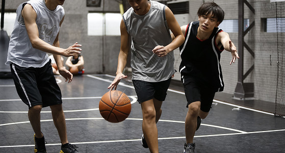 得来速在体育馆打篮球的年轻人背景